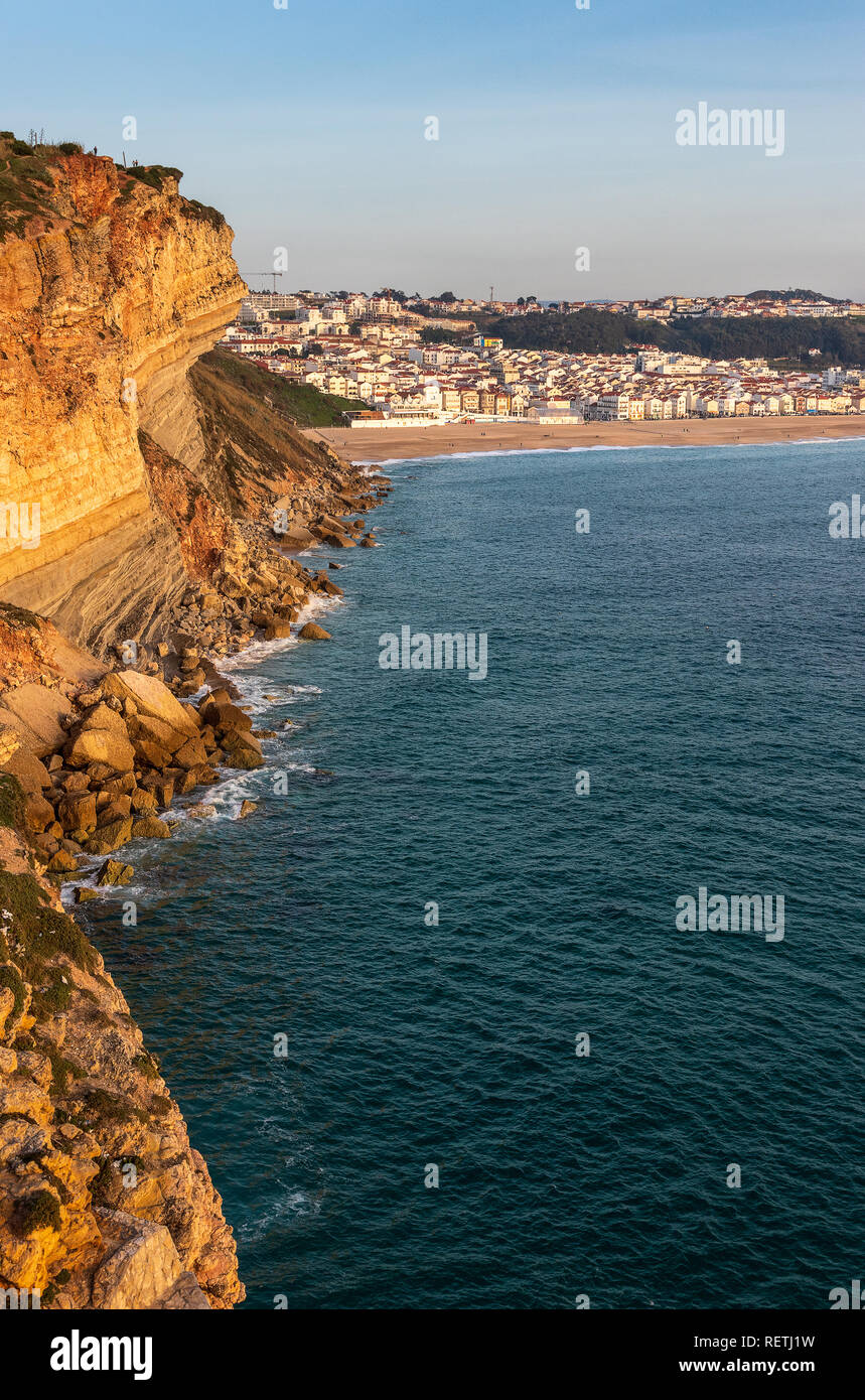 NazarÃ© plage et falaise vu du fort au coucher du soleil. NazarÃ© au Portugal. Banque D'Images