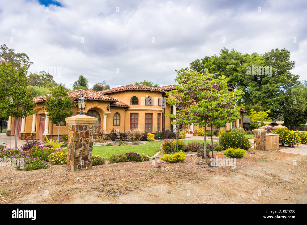 Vue extérieure d'une grande maison située sur les collines de Saratoga, au sud de la baie de San Francisco, Californie Banque D'Images