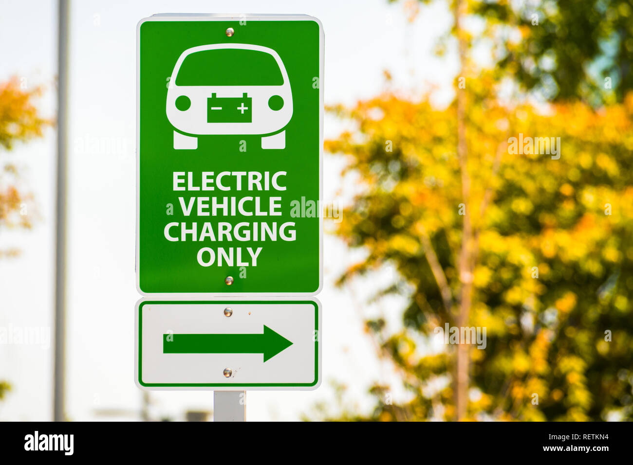 Recharge de véhicules électriques 'uniquement' signe envoyé dans un parc de stationnement Banque D'Images