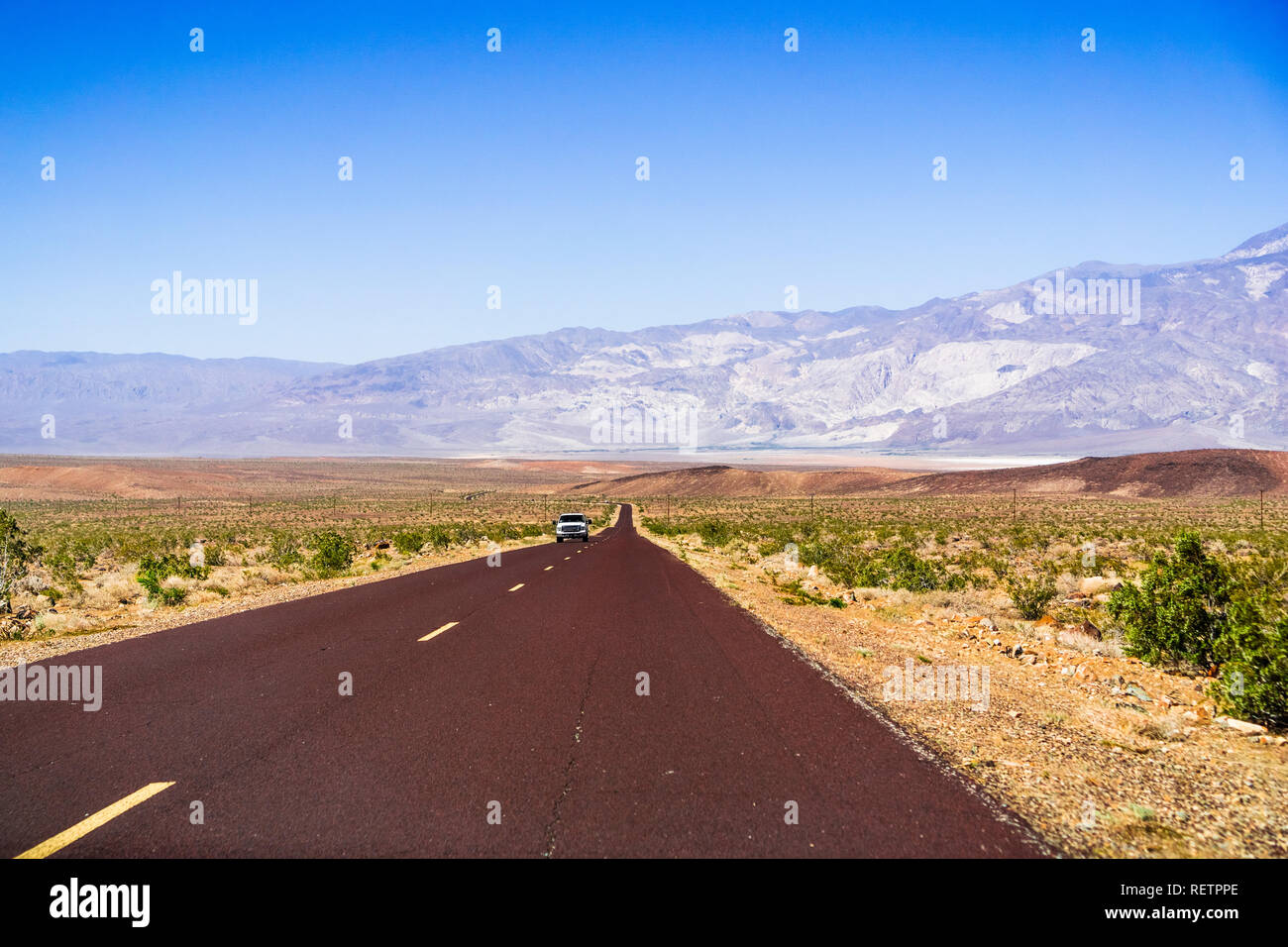 La conduite dans la vallée de Panamint, désert de Mojave, Californie Banque D'Images