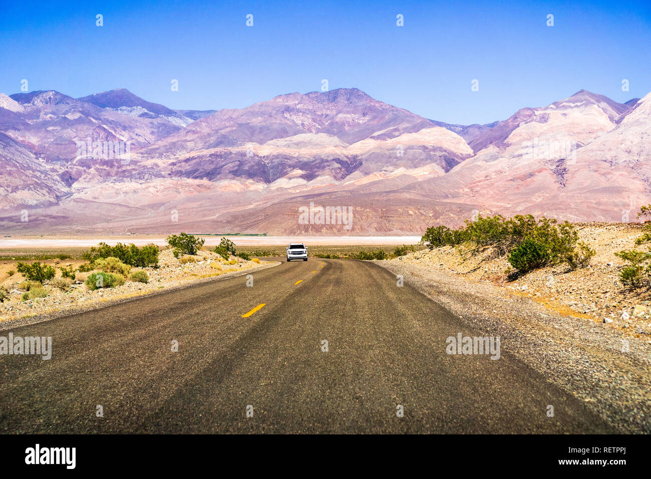 La conduite dans la vallée de Panamint, désert de Mojave, Californie Banque D'Images