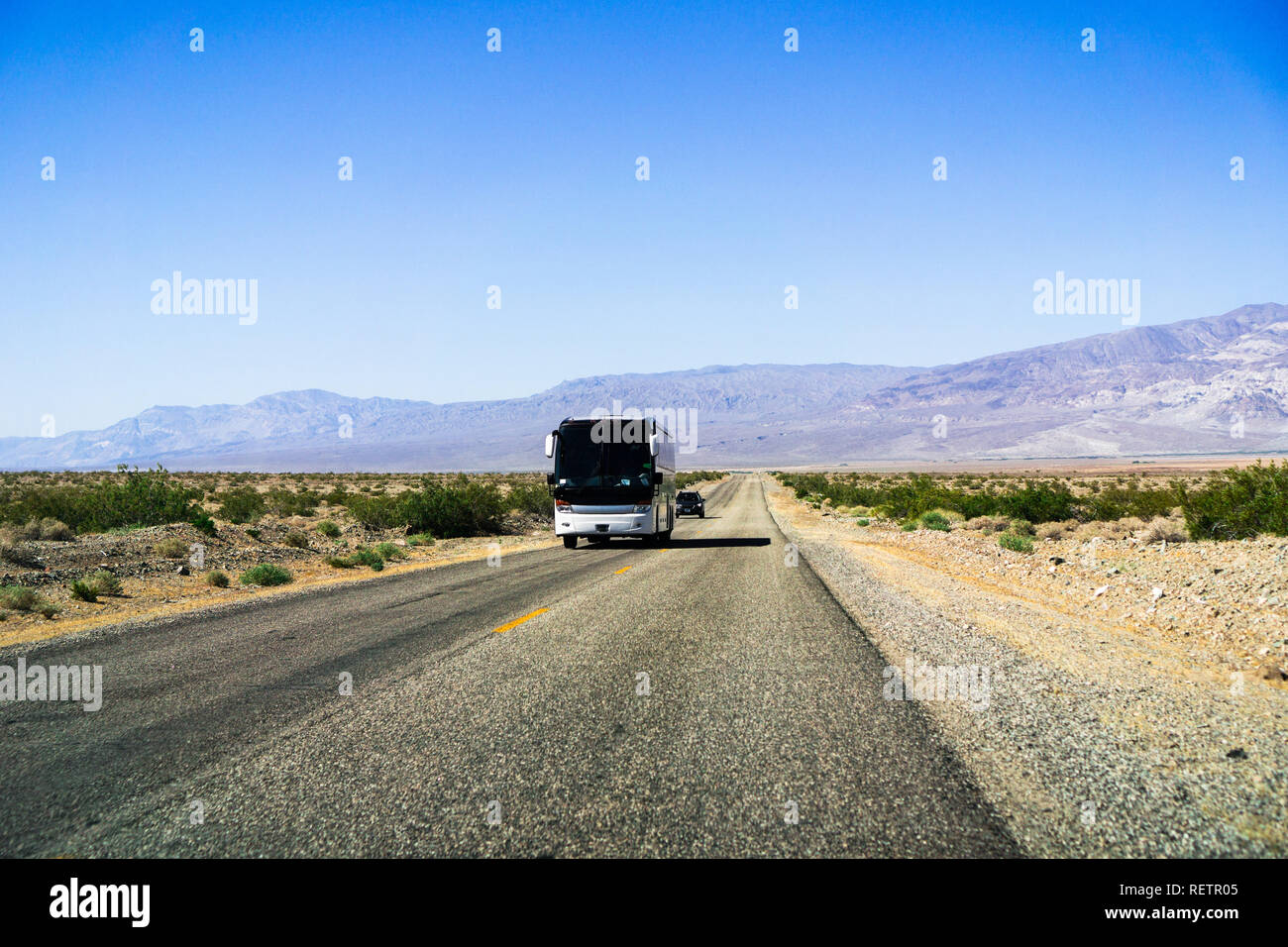 Tour bus roulant dans la Death Valley National Park, California Banque D'Images