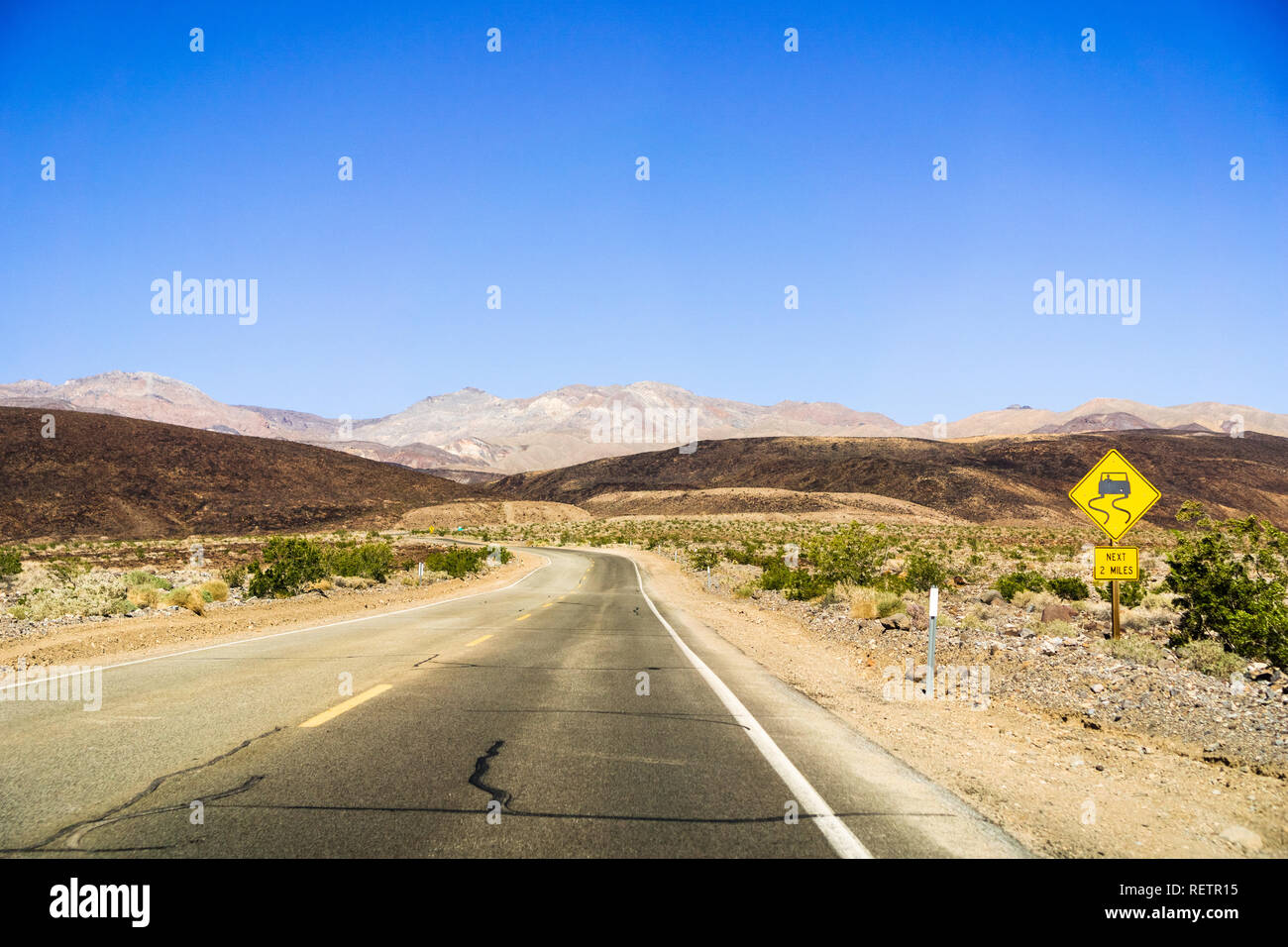 La conduite dans la vallée de Panamint sur route sinueuse ; désert de Mojave, Californie Banque D'Images