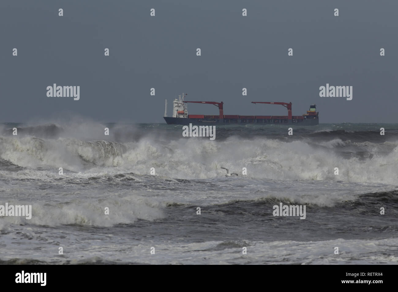Porte-conteneurs traversant la côte portugaise au cours de tempête. Banque D'Images