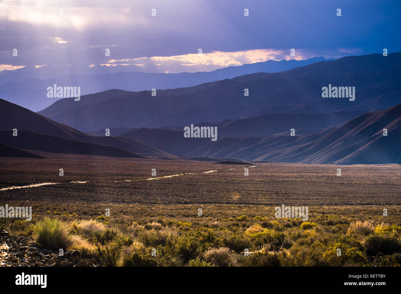 Lumière tamisée illuminant Emigrant Canyon, Death Valley National Park, Californie Banque D'Images