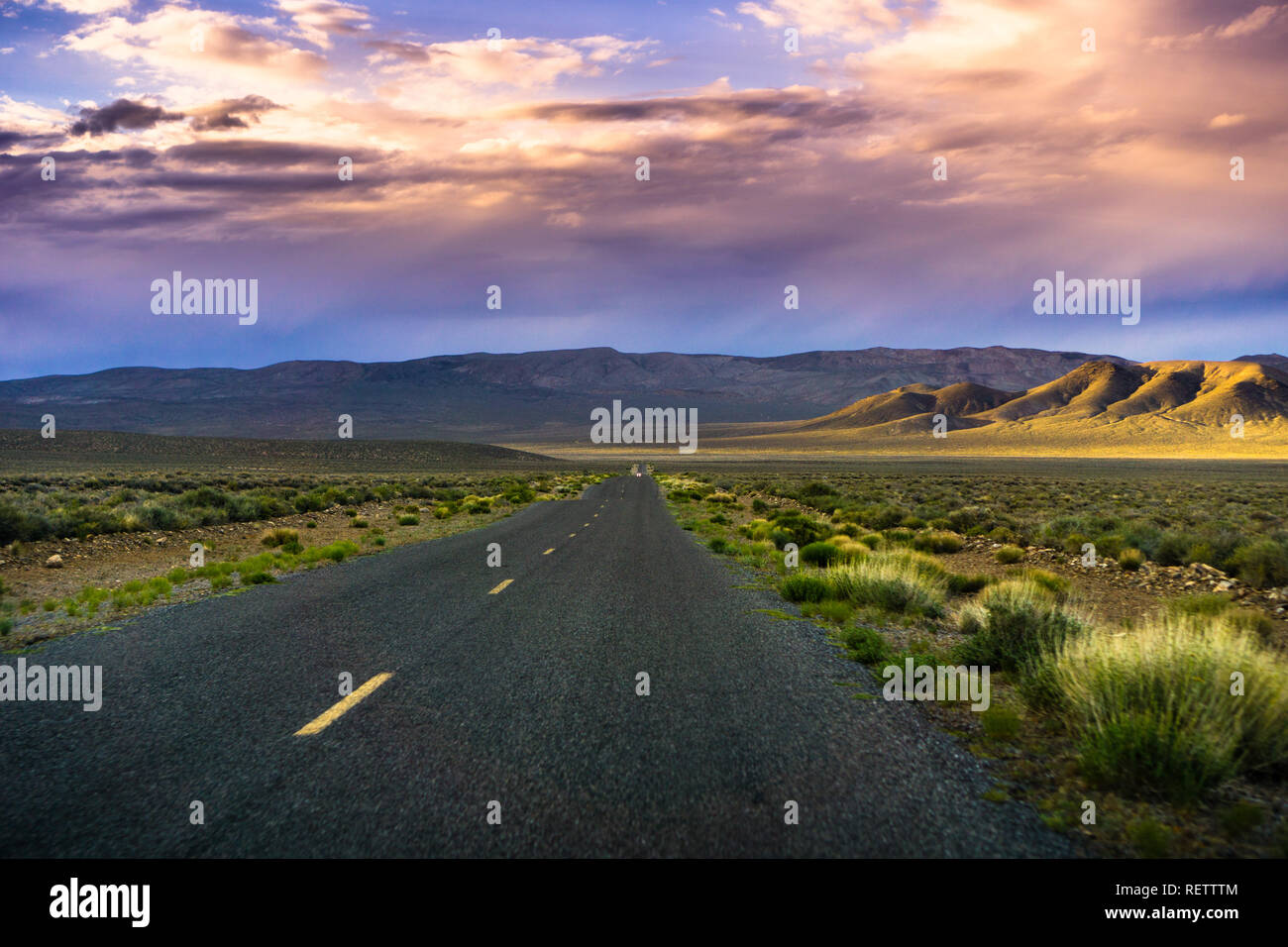 Coucher du soleil voyant Emigrant Canyon Road, Death Valley National Park, Californie Banque D'Images