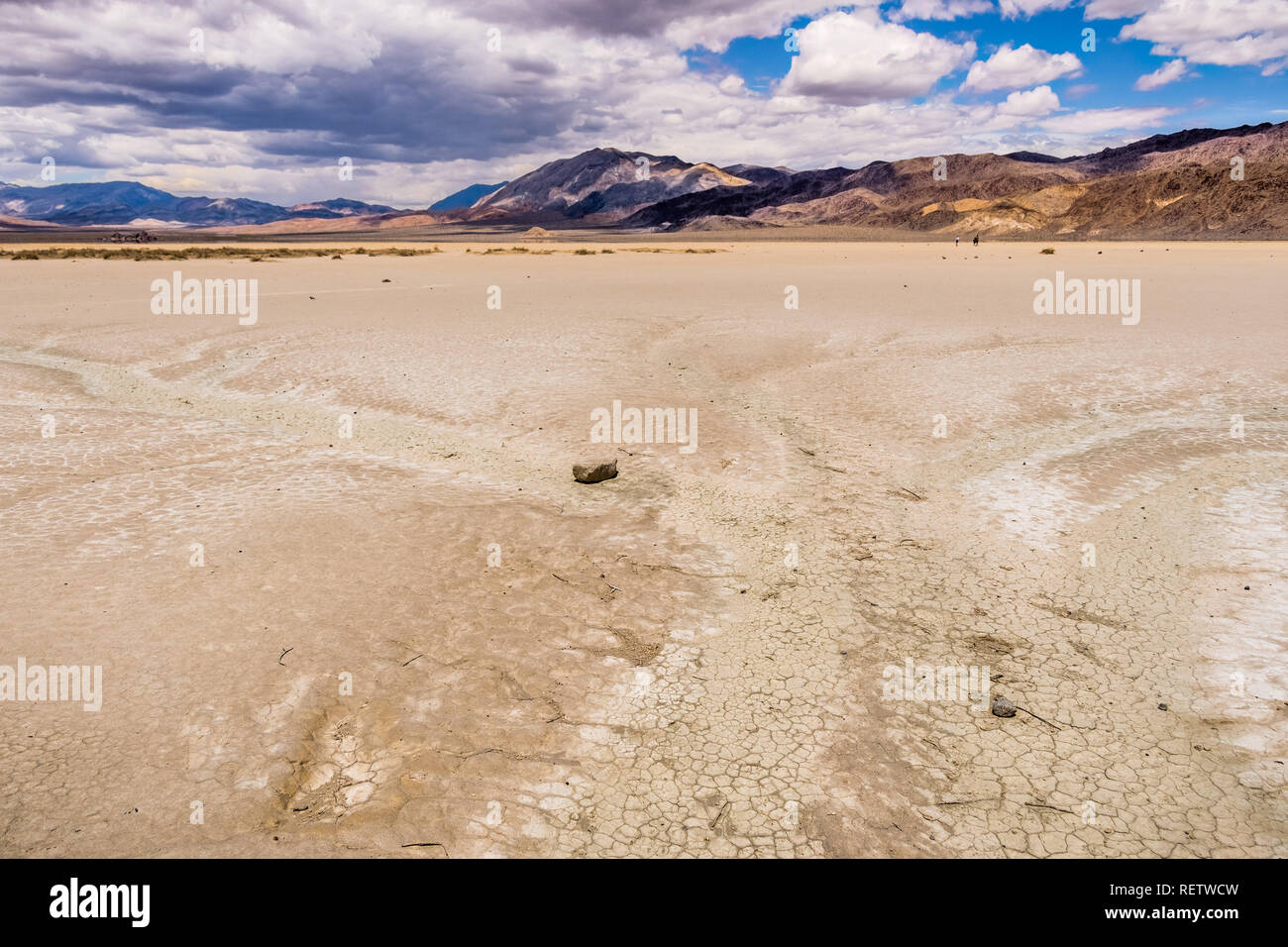 Des signes de ruisseaux d'eau courante à l'Hippodrome Playa ; montagnes et nuages paysages de l'arrière-plan ; la Death Valley National Park, California Banque D'Images