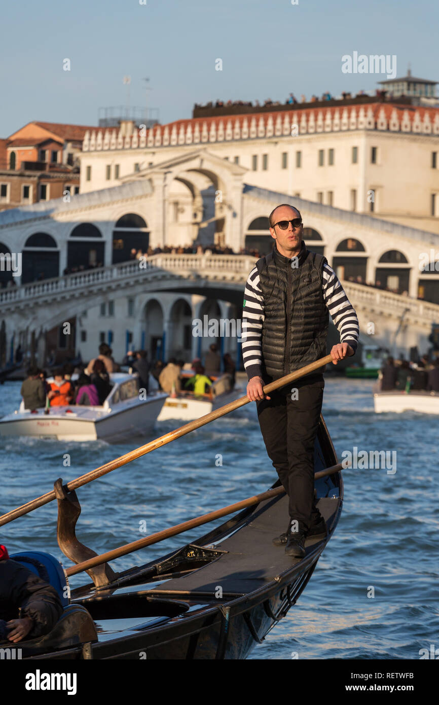 Venise, Italie - 21 mars 2018 : gondolier vénitien équitation les touristes en gondole à Grand Canal à Venise. Banque D'Images