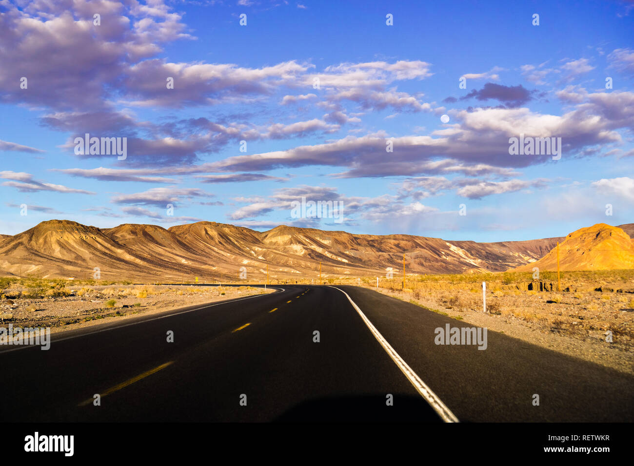 En passant par la Death Valley National Park au coucher du soleil, en Californie Banque D'Images