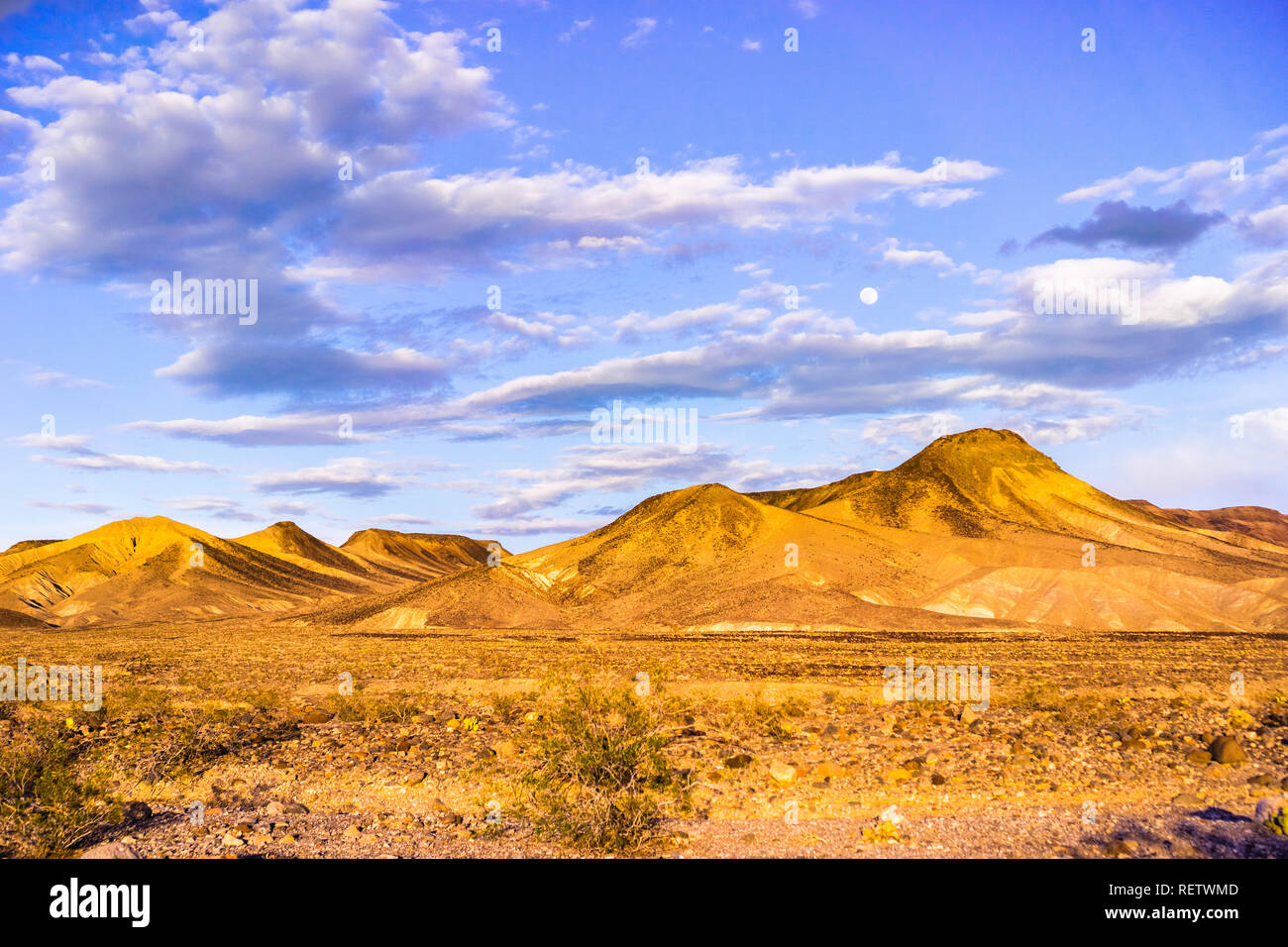 Magnifique coucher de soleil paysage, pleine lune dans le ciel, la Death Valley National Park, California Banque D'Images