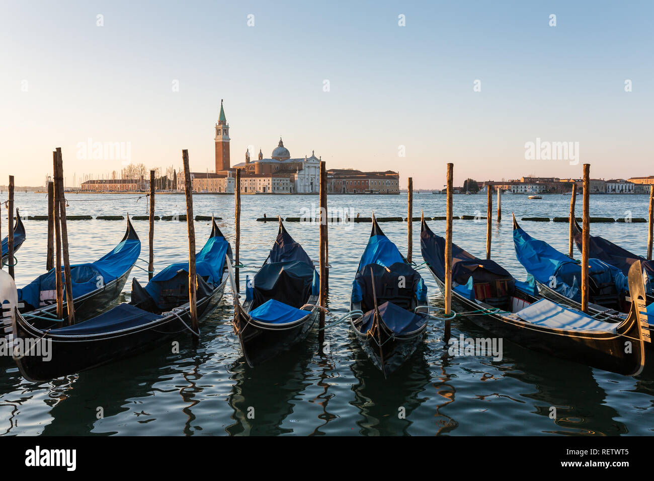 L'église San Giorgio Maggiore, au lever du soleil et les gondoles à Venise, Italie. Banque D'Images