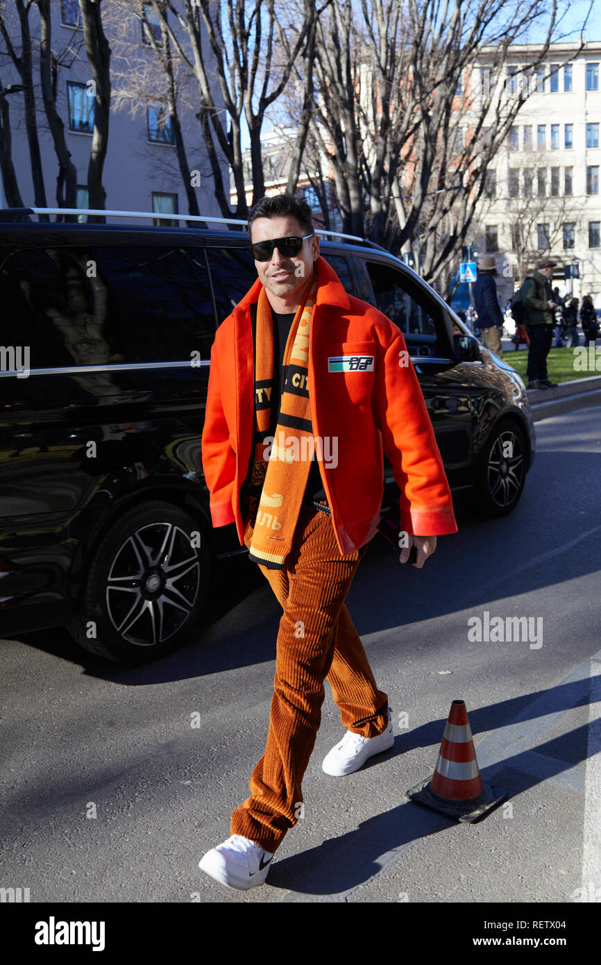 MILAN, ITALIE - 14 janvier 2019 : Alex Badia avec orange Prada veste et  pantalon en velours marron avant d'Emporio Armani fashion show, Milan  Fashion Week Photo Stock - Alamy
