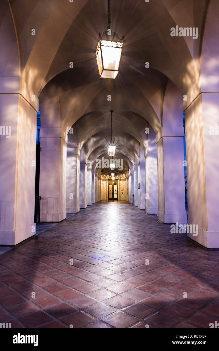 Vue nocturne de la colonnade entourant l'édifice de l'hôtel de ville historique de Pasadena, Los Angeles County, Californie ; le bâtiment a été terminé en 1 Banque D'Images