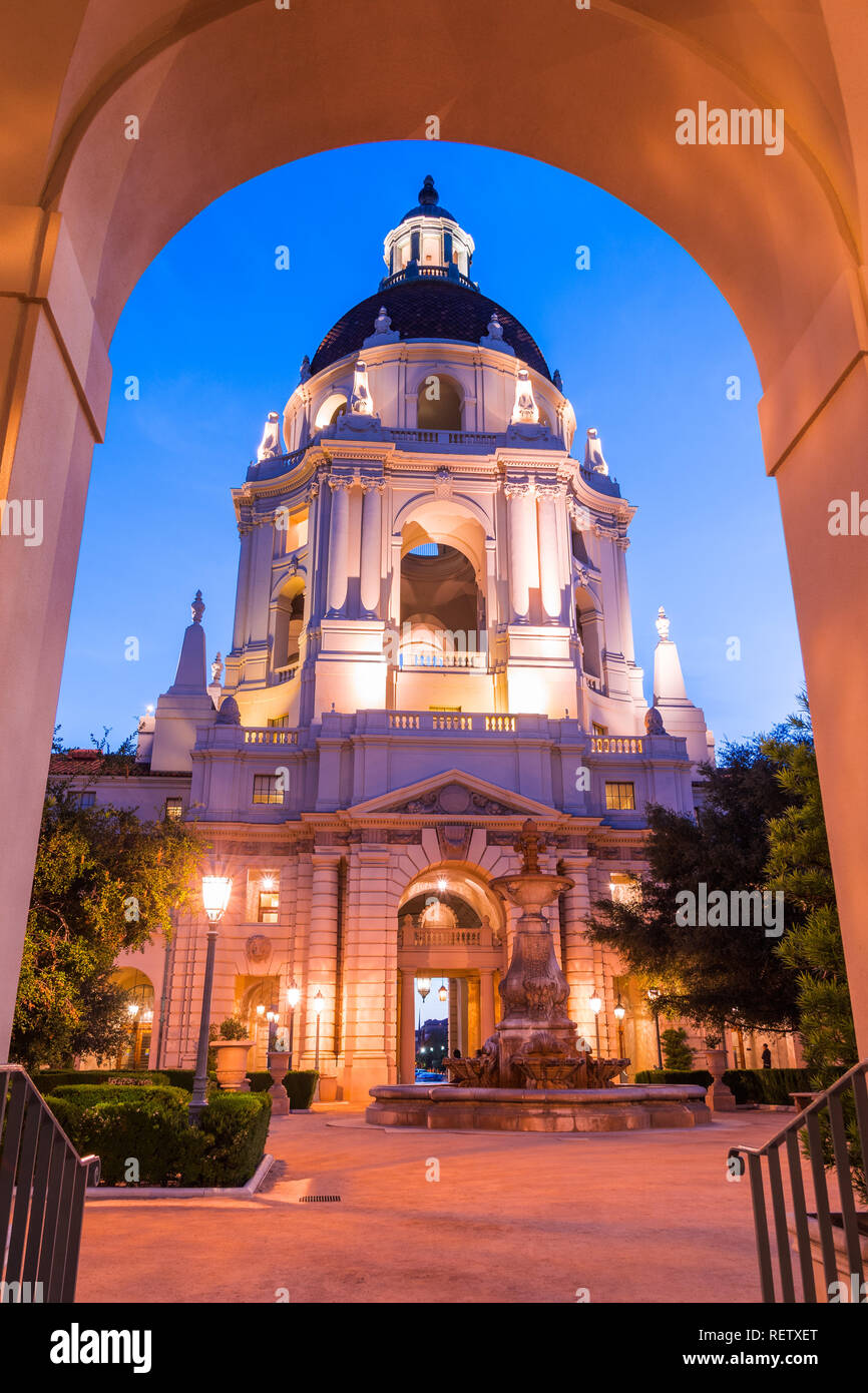 Vue de nuit de la belle façade et cour intérieure de l'édifice de l'hôtel de ville historique de Pasadena encadrée par un passage extérieur, comté de Los Angeles, Cali Banque D'Images