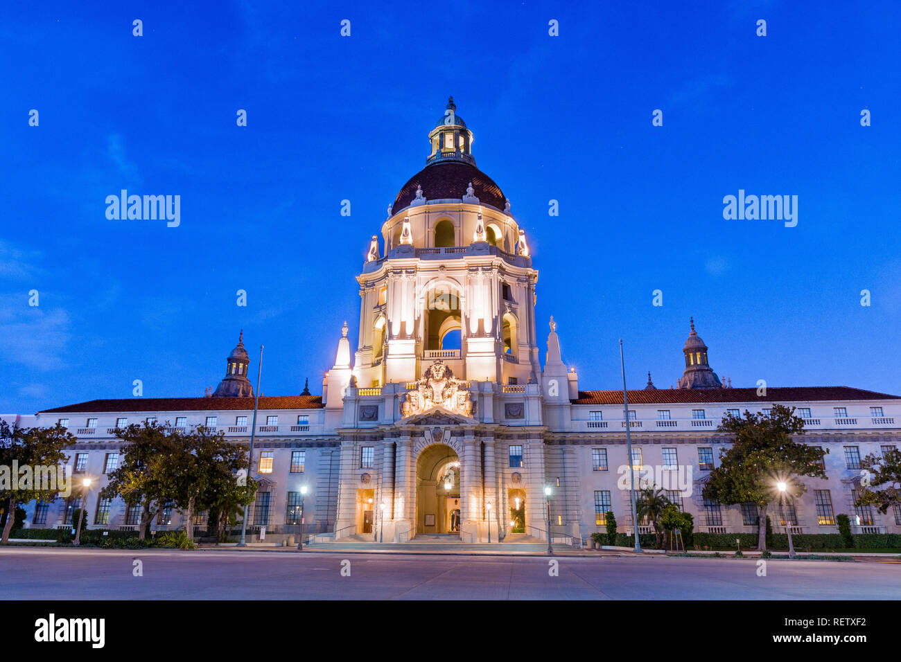 Vue de nuit de la belle façade de l'édifice de l'hôtel de ville historique de Pasadena, Los Angeles County, Californie ; le bâtiment a été achevé en 192 Banque D'Images