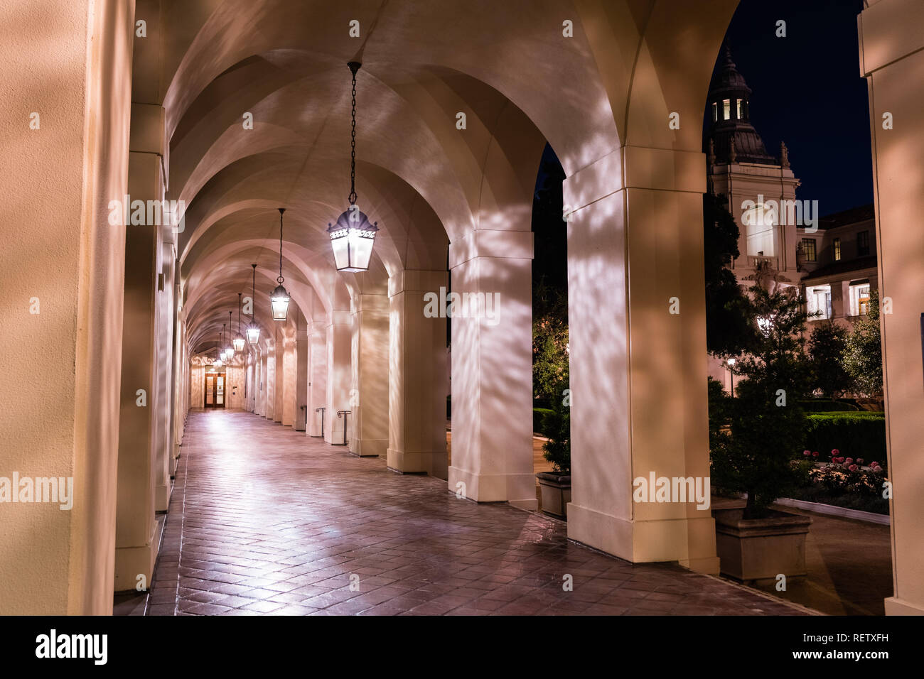 Vue nocturne de la colonnade entourant l'édifice de l'hôtel de ville historique de Pasadena, Los Angeles County, Californie ; le bâtiment a été terminé en 1 Banque D'Images