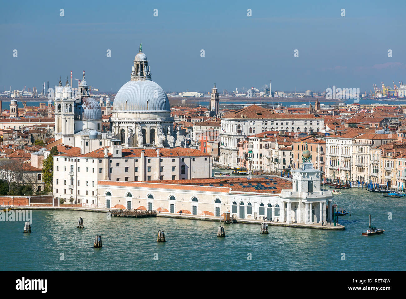 Vue front de mer de Santa Maria della Salute à Venise, Italie Banque D'Images