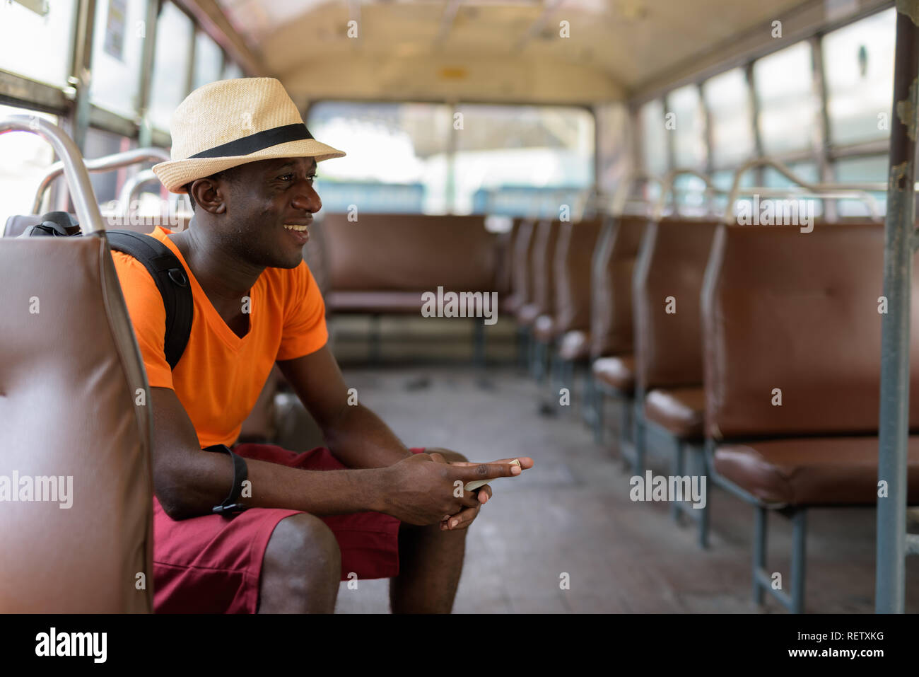 Voir le profil de jeunes professionnels de l'Afrique de l'homme noir dans le bus Banque D'Images