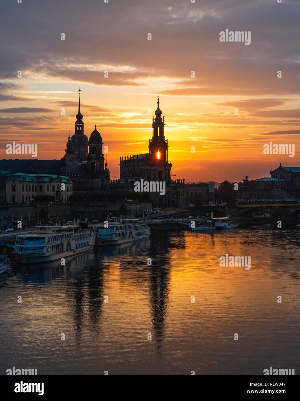 Coucher de soleil spectaculaire avec terrasse, rive, Hofkirche Residenzschloss, et de l'Elbe à rétroéclairage, Vieille Ville, Dresde, Saxe, Allemagne Banque D'Images