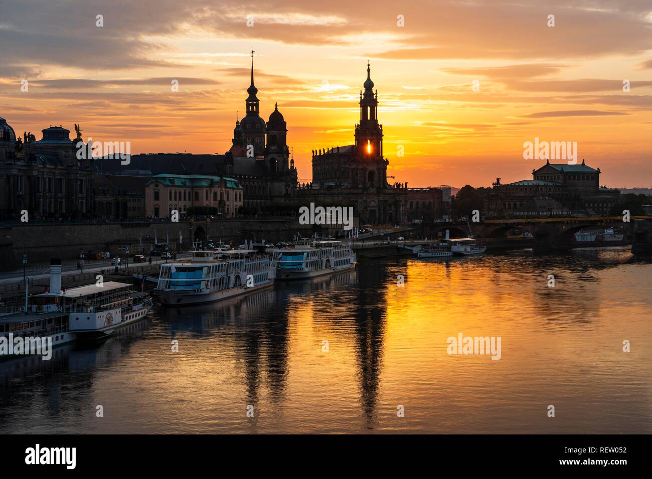 Coucher de soleil spectaculaire avec terrasse, rive, Hofkirche Residenzschloss, et de l'Elbe à rétroéclairage, Vieille Ville, Dresde, Saxe, Allemagne Banque D'Images
