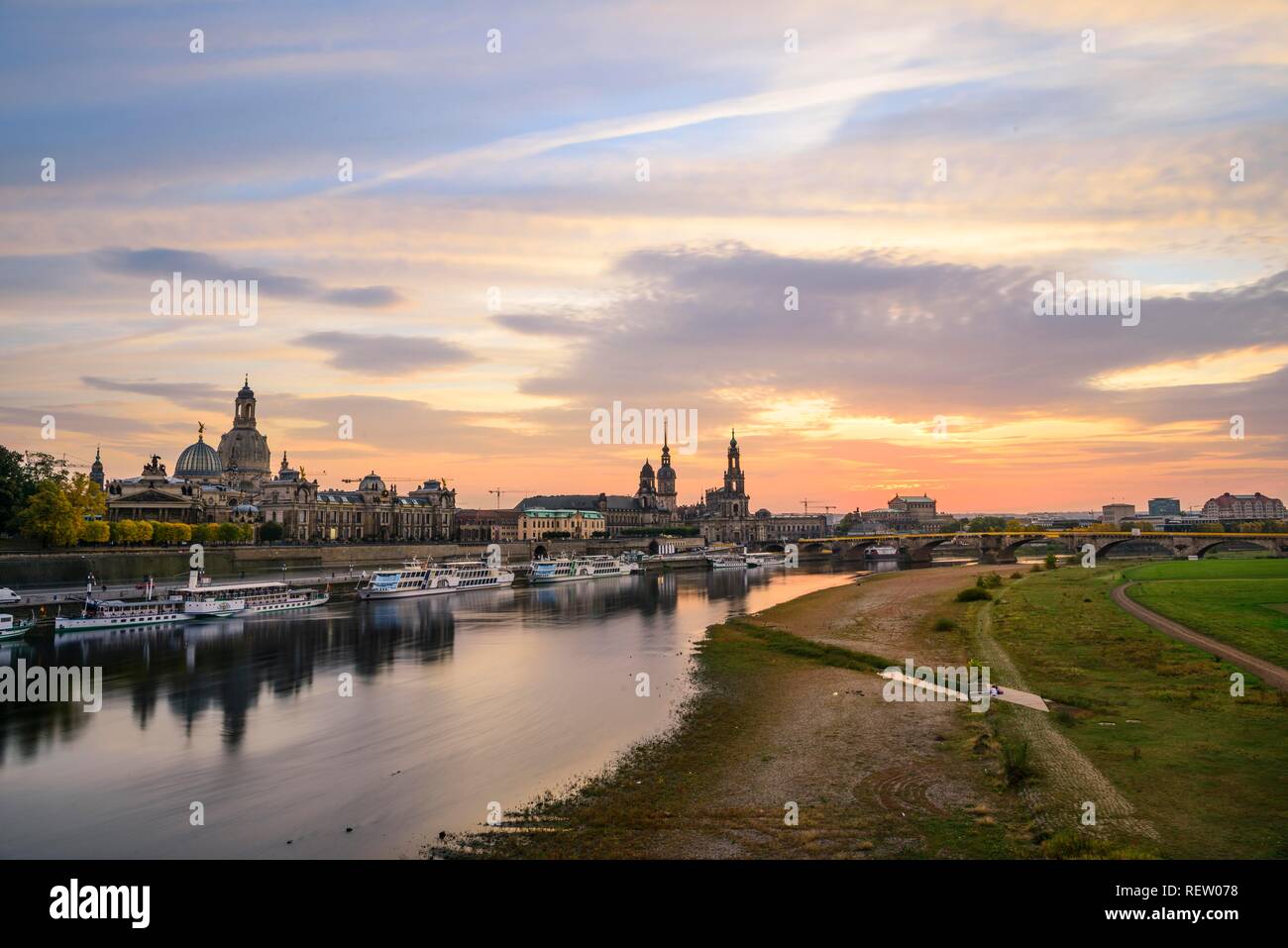 Coucher de soleil depuis l'Carolabrücke avec vue sur l'Elbe Meadows, Königsufer Augustusbrücke, terrasse, banque, Hofkirche Banque D'Images