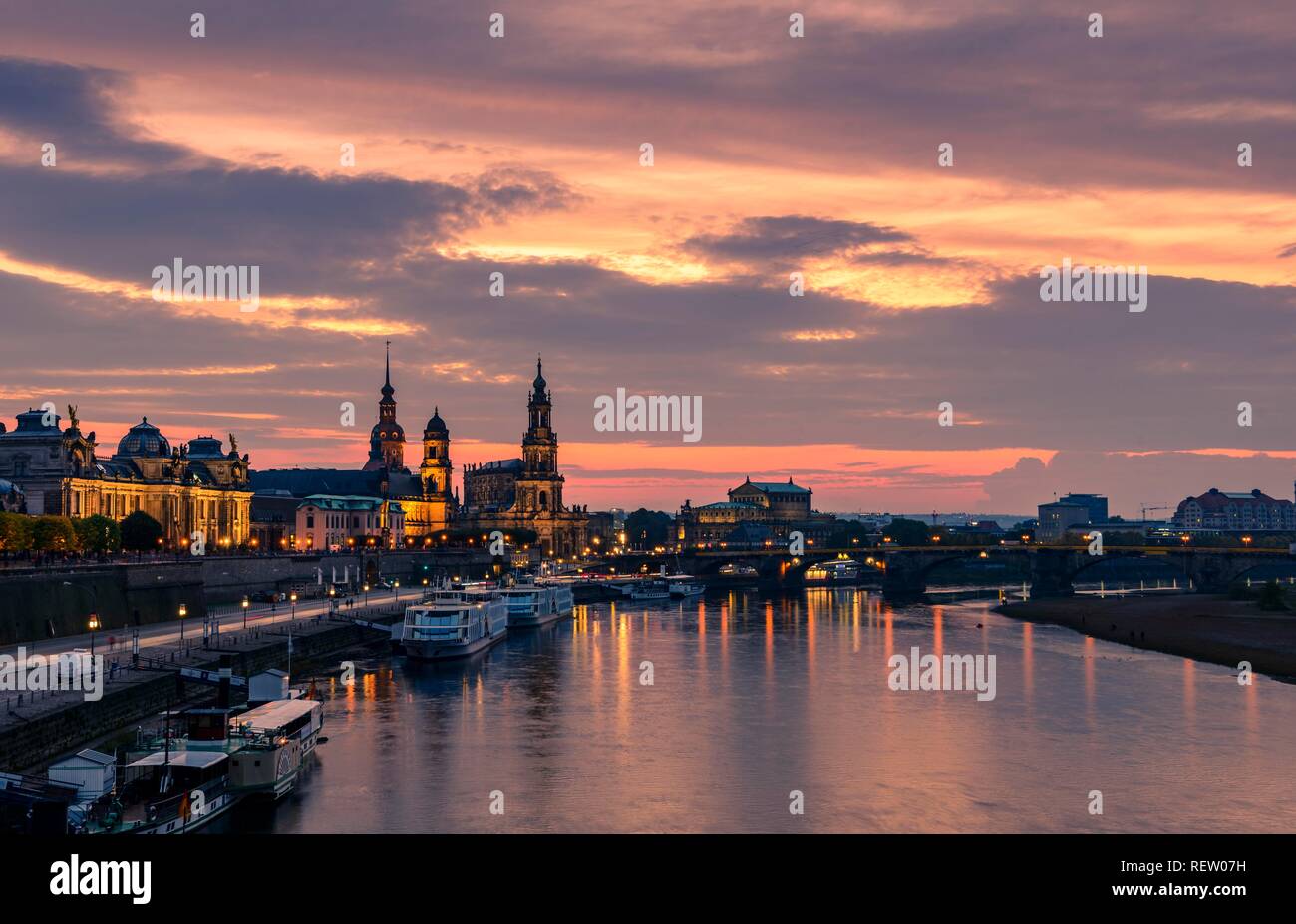 Coucher du soleil avec Augustus pont, terrasse, banque, Hofkirche Residenzschloss, Eglise Notre Dame, Hochschule für Bildende Künste et Banque D'Images