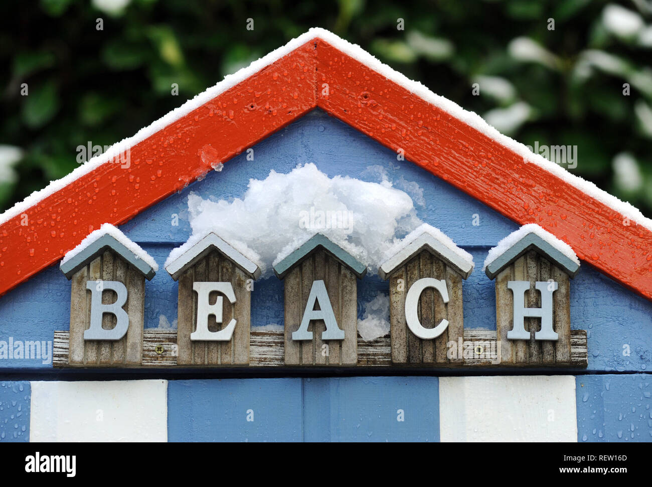 Cabane de plage avec 'Beach' SIGN IN NEIGE HIVER FROID RESORT TOURISME ETC UK Banque D'Images