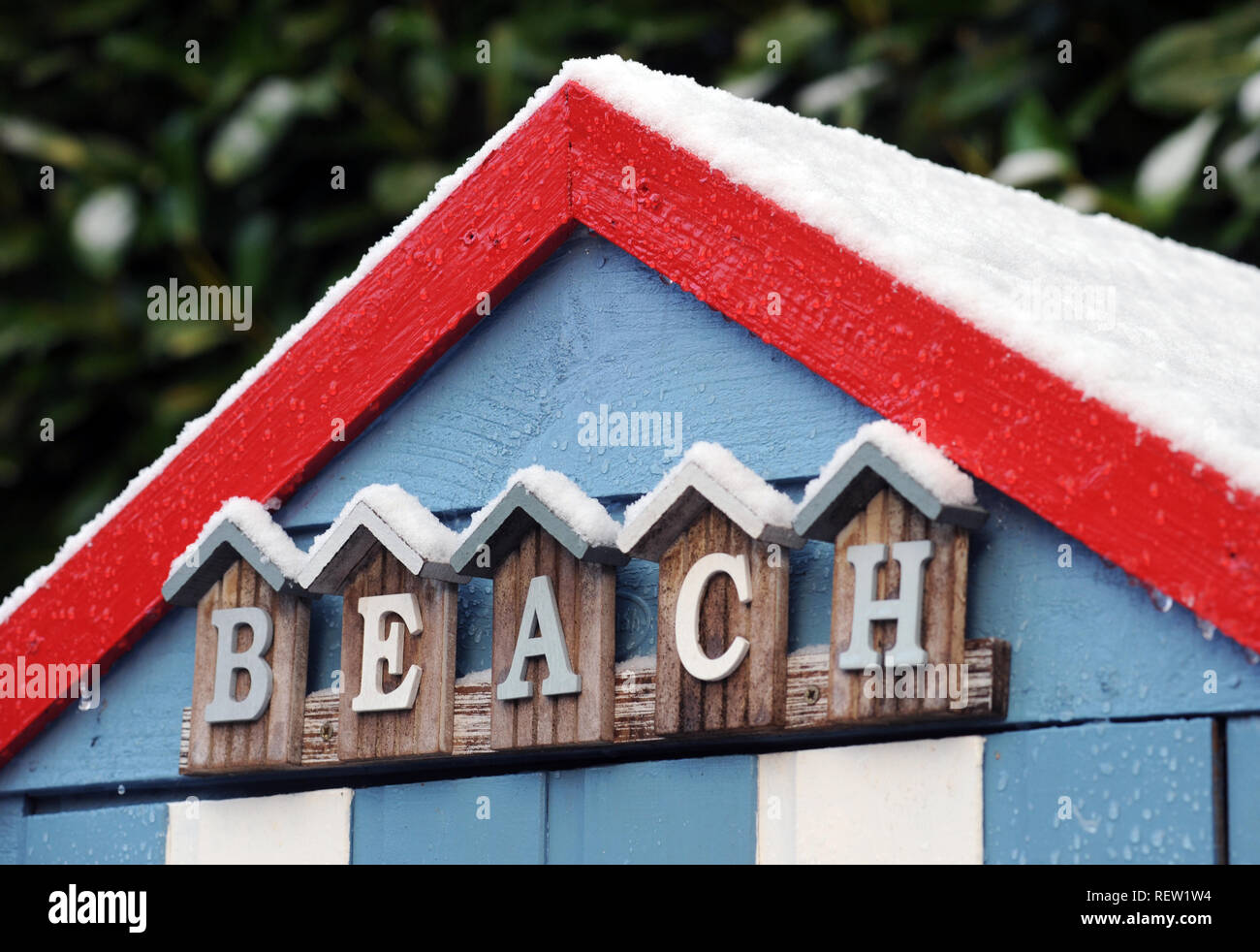 Cabane de plage avec 'Beach' SIGN IN NEIGE HIVER FROID RESORT TOURISME ETC UK Banque D'Images