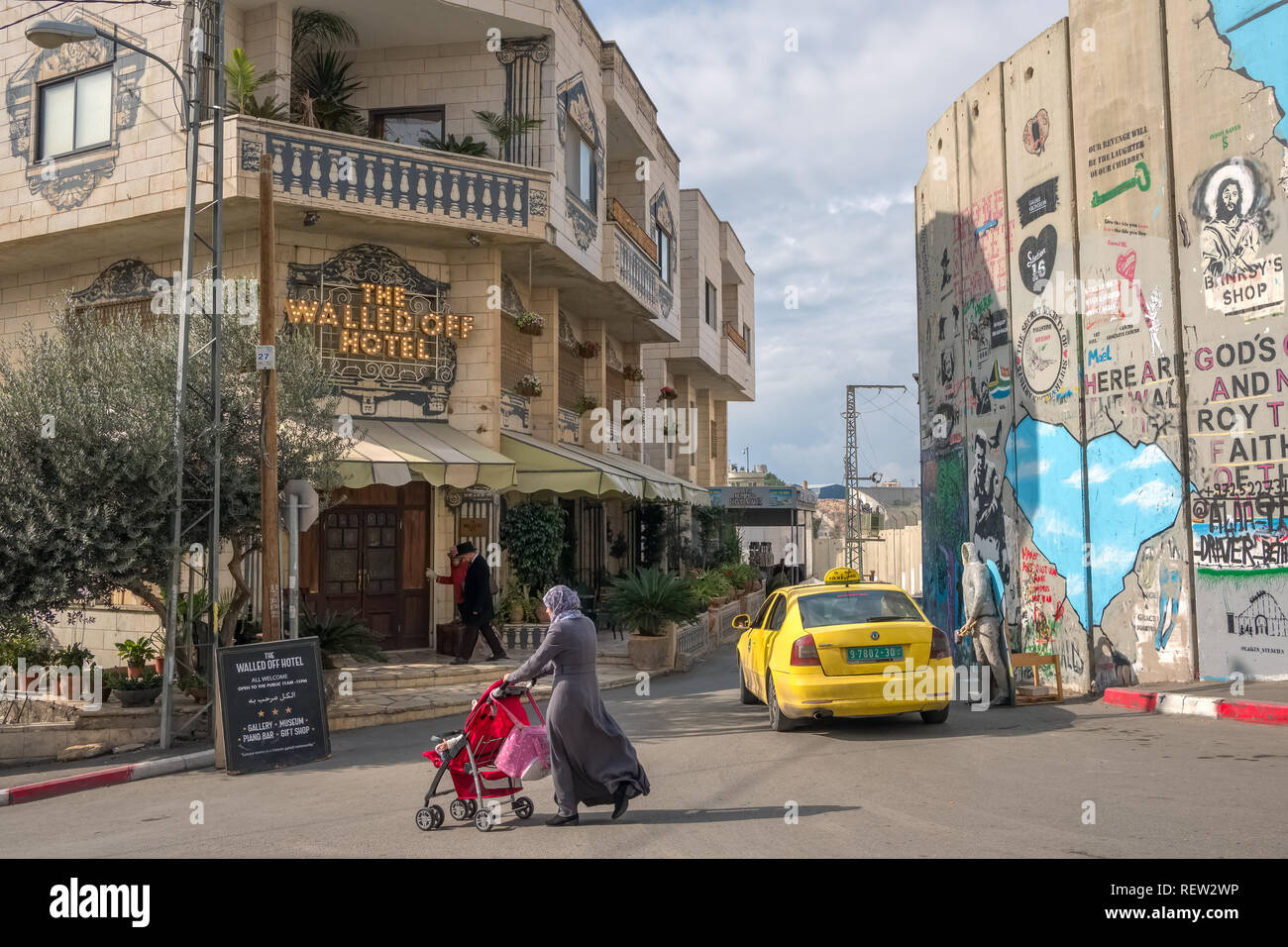 Bethléem, Palestine - 22 novembre 2018 : Hôtel isolée et décorées par le célèbre artiste Banksy près du mur de séparation en Cisjordanie, Palesti Banque D'Images