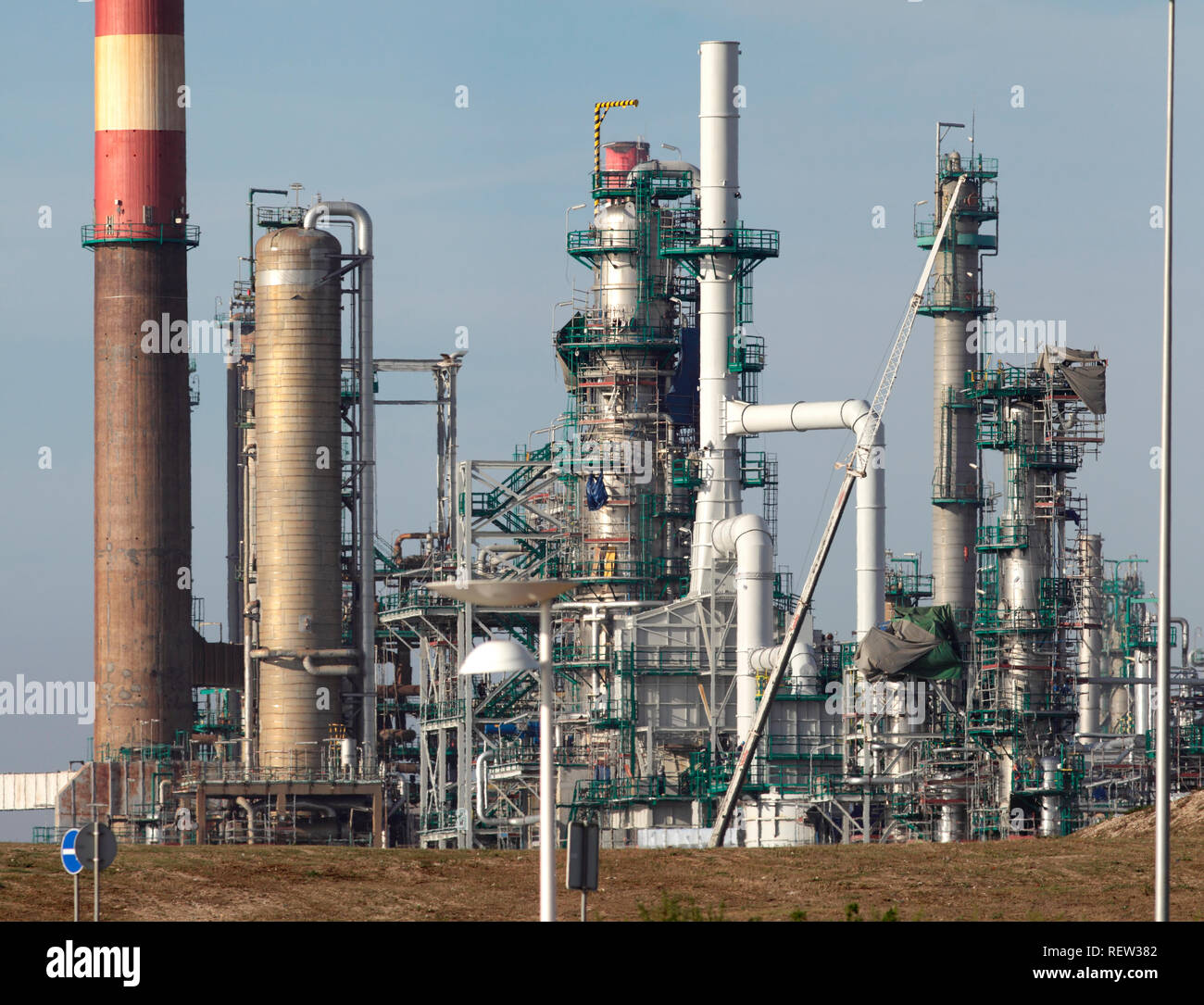 Partie d'une grande raffinerie de pétrole et en construction centrale voir la chaleur Banque D'Images