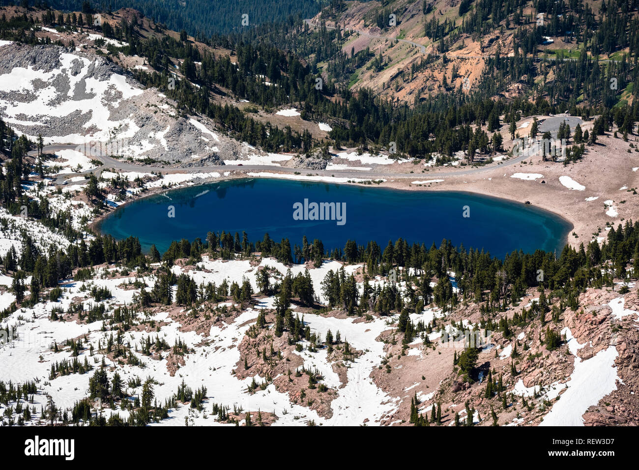 Vue aérienne du lac Helen vu depuis le sentier à pic Lassen Lassen Volcanic National Park, Californie du Nord, Banque D'Images