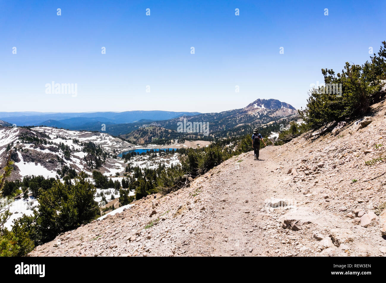 Sentier de randonnée pédestre à Lassen Peak, le lac Helen dans l'arrière-plan ; Lassen Volcanic National Park, Californie du Nord Banque D'Images