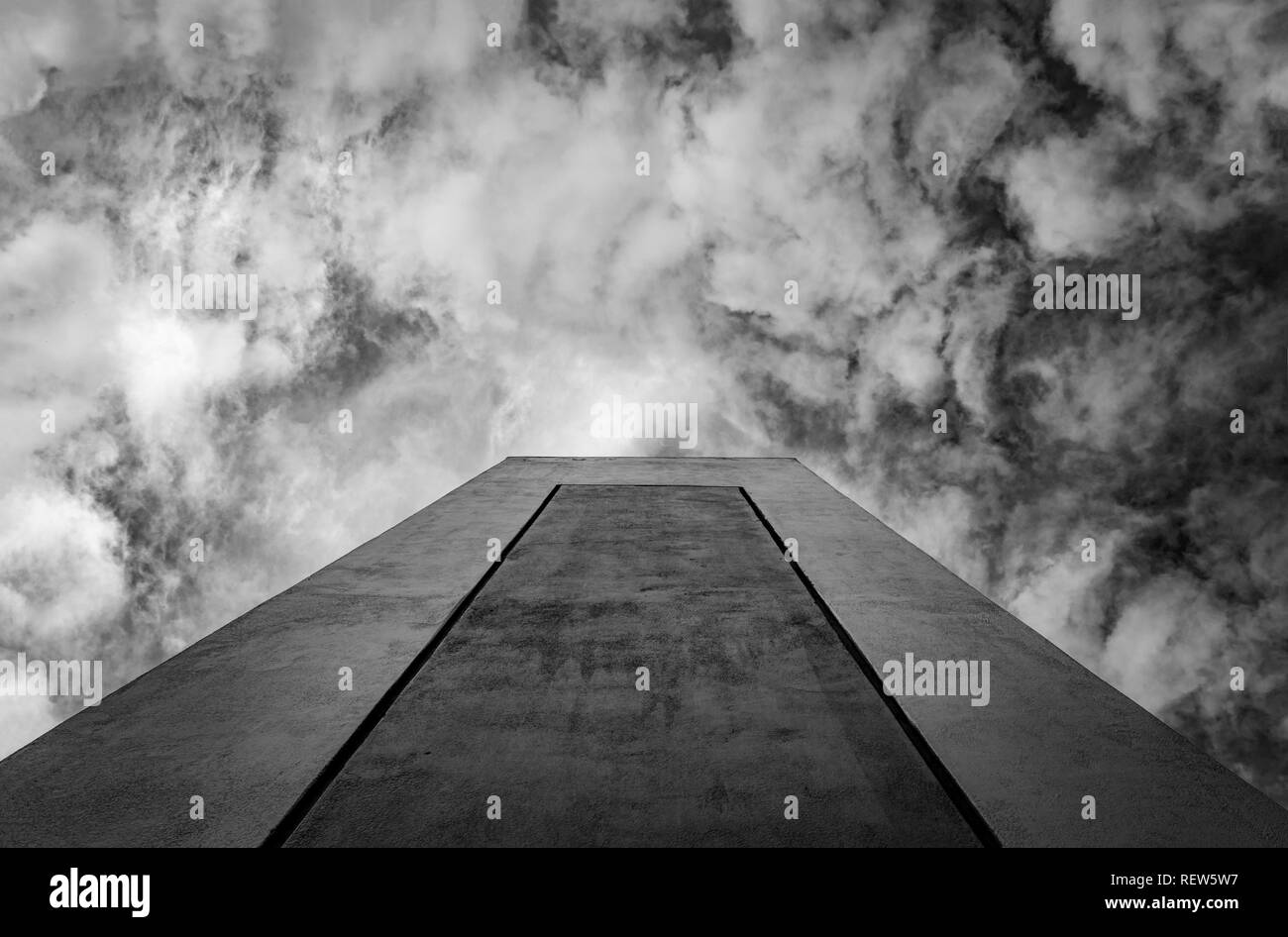 Construction d'un minimum d'architecture et de l'ossature dynamique vers le ciel nuageux ciel montrant de l'électricité à travers les lignes dynamiques Banque D'Images