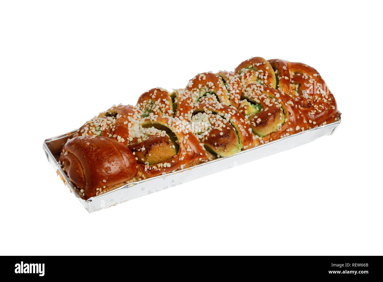 Un plat en forme de long bun, pâtisseries sucrées, avec des remplissages de pistache isolé sur fond blanc. Banque D'Images
