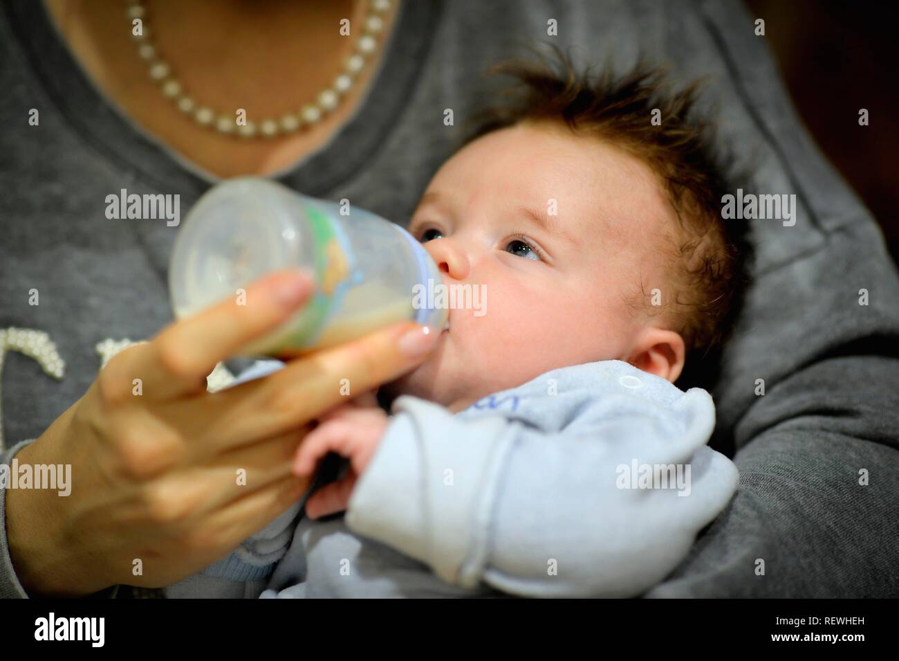 10 semaines, la mère, le nourrisson, avec bouteille, Bade-Wurtemberg, Allemagne Banque D'Images