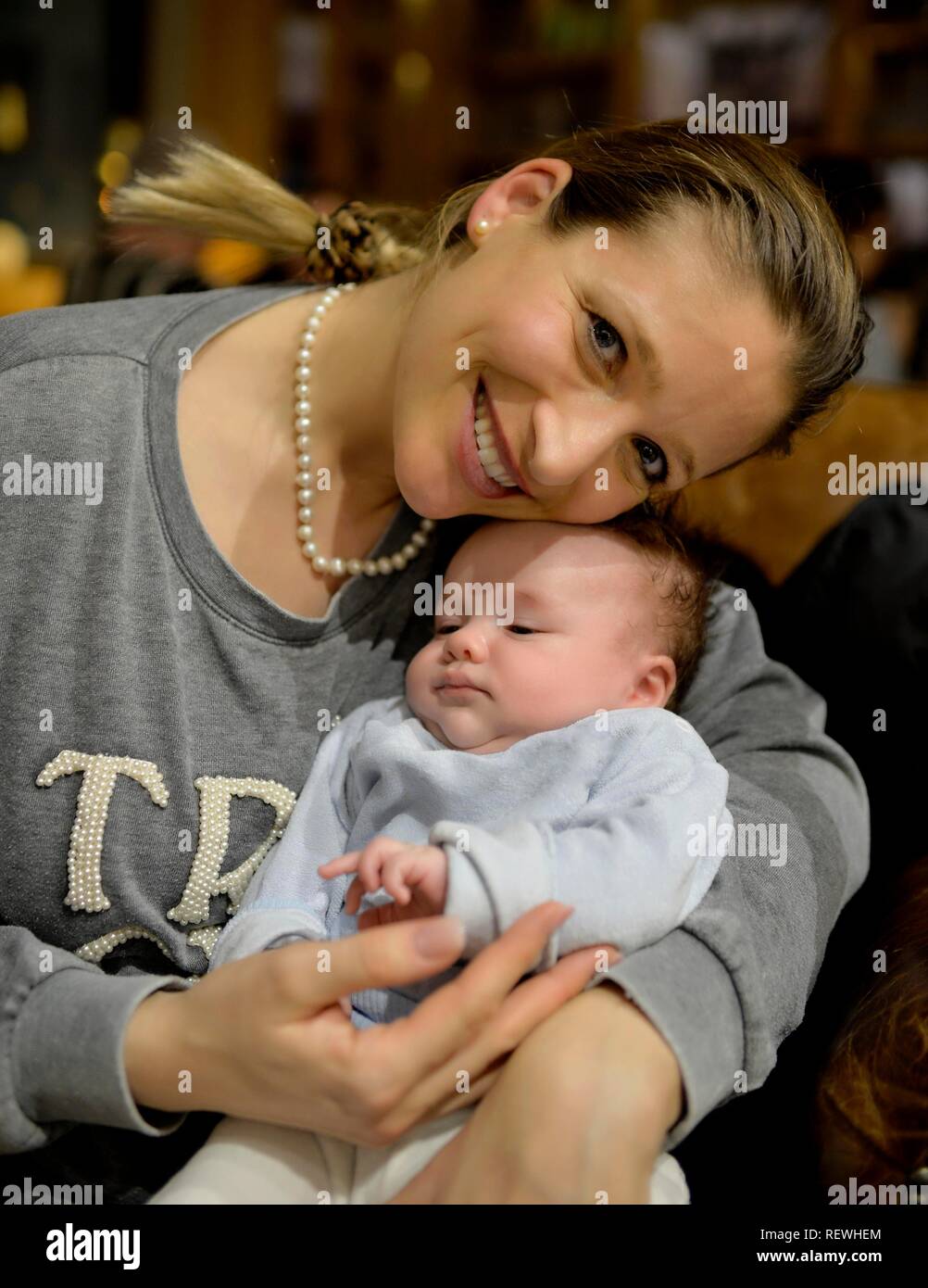 10 semaines mère, bébé, café, Bade-Wurtemberg, Allemagne Banque D'Images