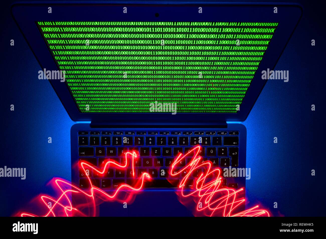 Traces de lumière sur le clavier de l'ordinateur, l'image symbole de la cybercriminalité, la criminalité informatique, la protection des données, Bade-Wurtemberg, Allemagne Banque D'Images
