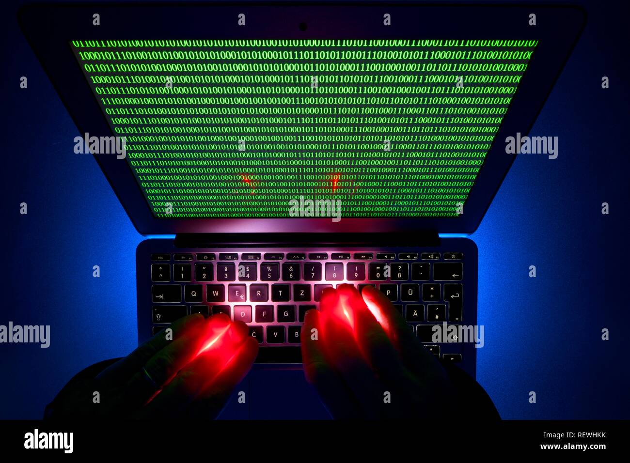 Les mains sur un clavier d'ordinateur, symbole de droit la cybercriminalité, la criminalité informatique, la vie privée, Bade-Wurtemberg, Allemagne Banque D'Images