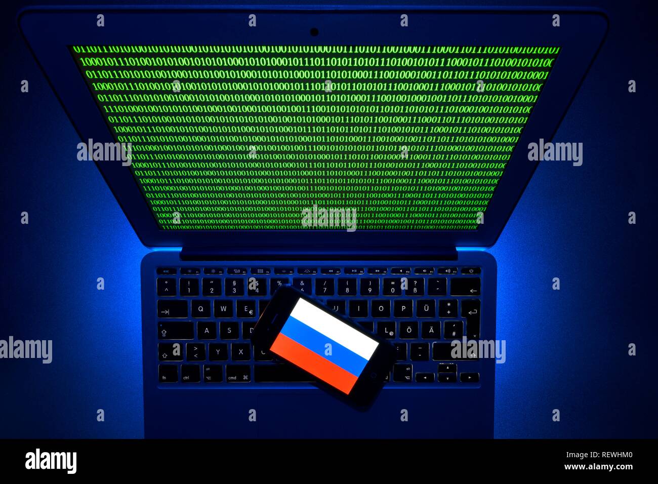 Smartphone avec drapeau russe sur le clavier de l'ordinateur, l'image symbole de la cybercriminalité, attaque de hacker, Bade-Wurtemberg, Allemagne Banque D'Images