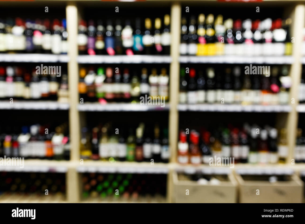 Photo floue d'étagères avec multi-couleur des bouteilles de vin en magasin Banque D'Images