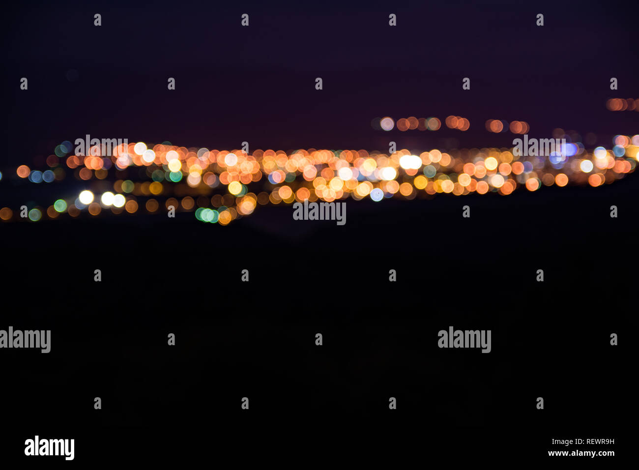 Jaune et orange bokeh abstract background, nuit effet flou. Ville de Serbie Pirot, près de Old Mountain Banque D'Images