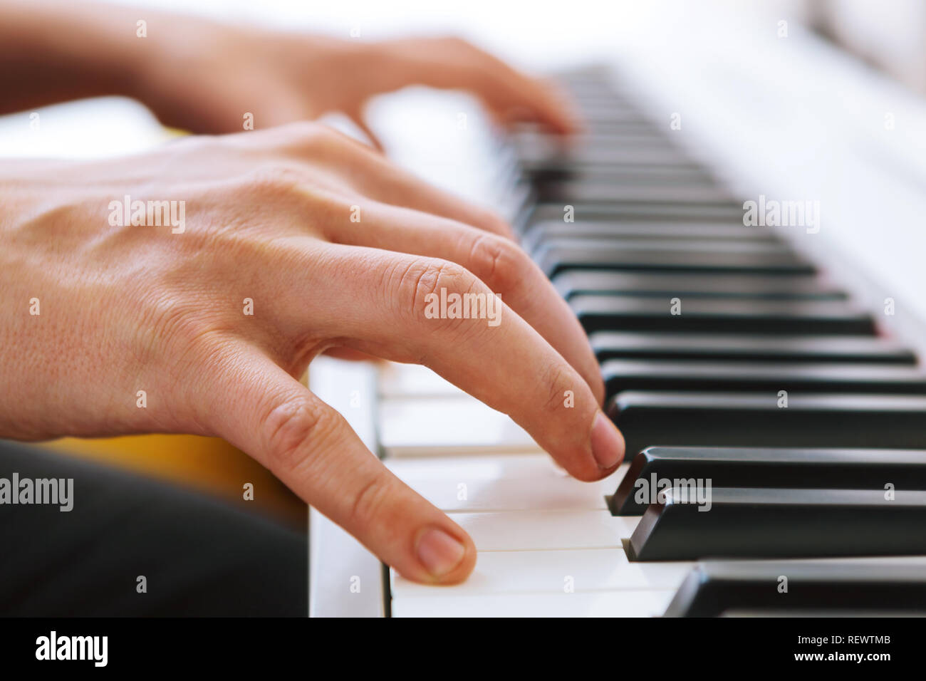 Close up des mains de pianistes à jouer du piano. Profondeur de champ peu profondes. Banque D'Images