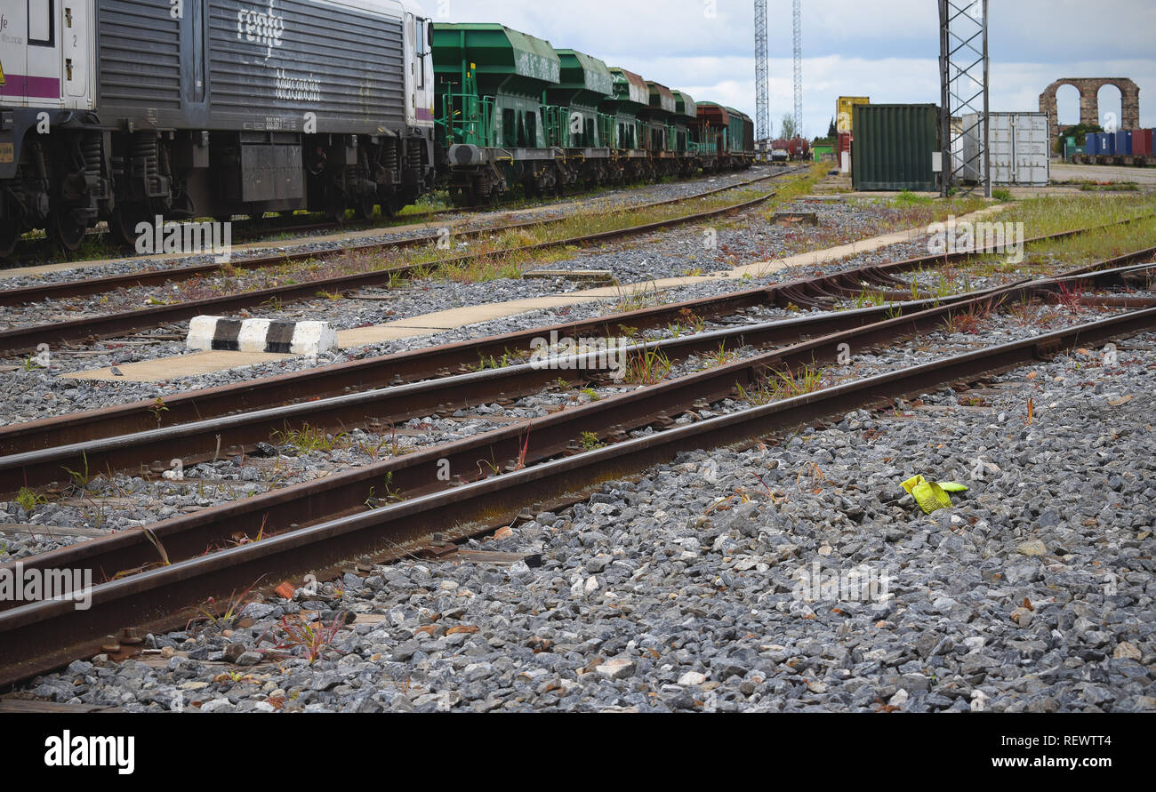 Des voies de chemin de fer et les chemins de fer endommagés et le manque d'entretien. La photo montre l'Estrémadure, organisant des problèmes dans leurs trains. Banque D'Images