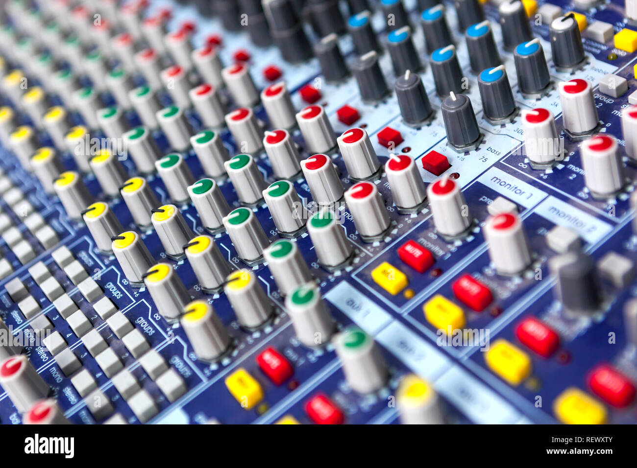 Ingénieur du son professionnel console de mixage audio. Banque D'Images