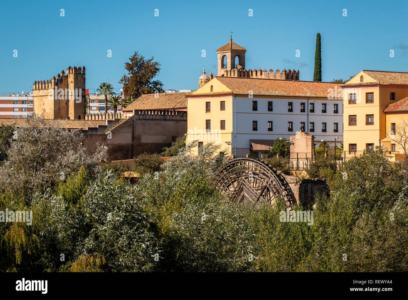 L'extérieur de l'ancienne architecture et bâtiments avec meule dans la végétation verte sur fond de ciel bleu à Cordoba, Espagne Banque D'Images
