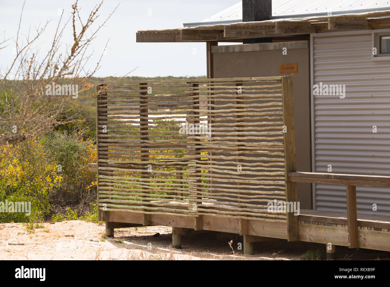 Respectueux de l'écran ou une clôture sur green living house dans un environnement naturel à réserve naturelle en Afrique du Sud Banque D'Images