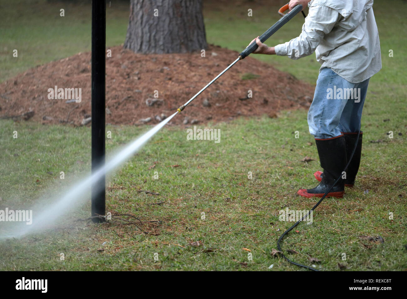 Lavage sous pression des travailleurs d'un lampadaire, maison de le nettoyer et d'améliorer. Banque D'Images