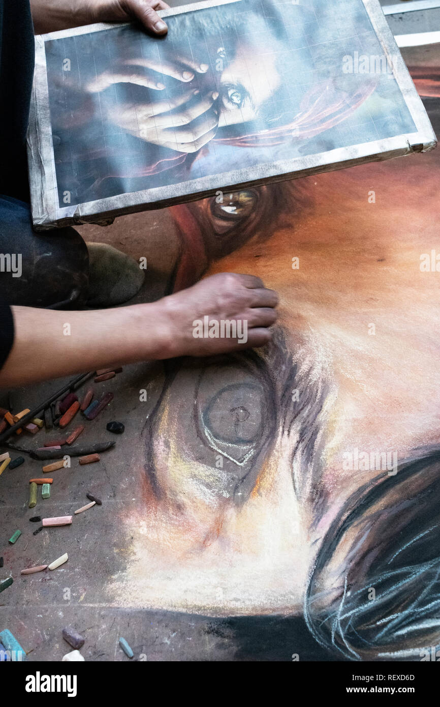 Un artiste de rue à Melbourne dresse le portrait sur le sentier (trottoir). Banque D'Images