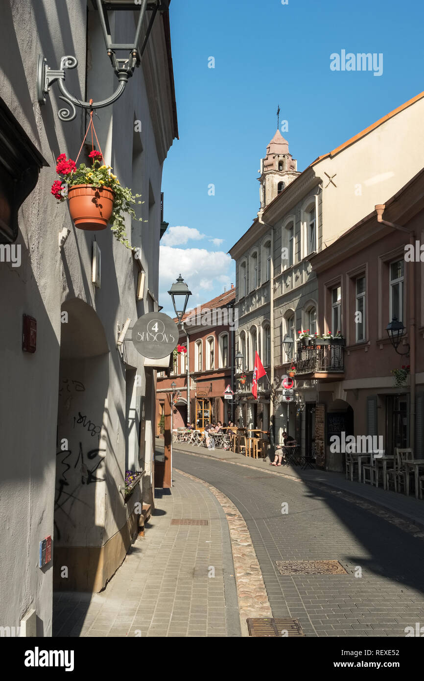 Vilnius, Lituanie - 28 mai 2018 : belle ruelle avec les cafés en plein air dans la vieille ville de Vilnius, Lituanie Banque D'Images