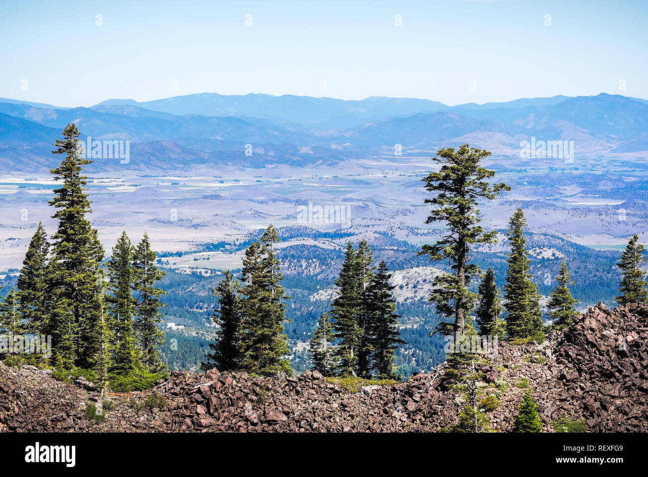 Belle vue sur la vallée près de Shasta Mountain, le comté de Siskiyou, le nord de la Californie Banque D'Images